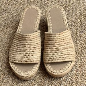 NWOT NATURAL RAFFIA SANDALS